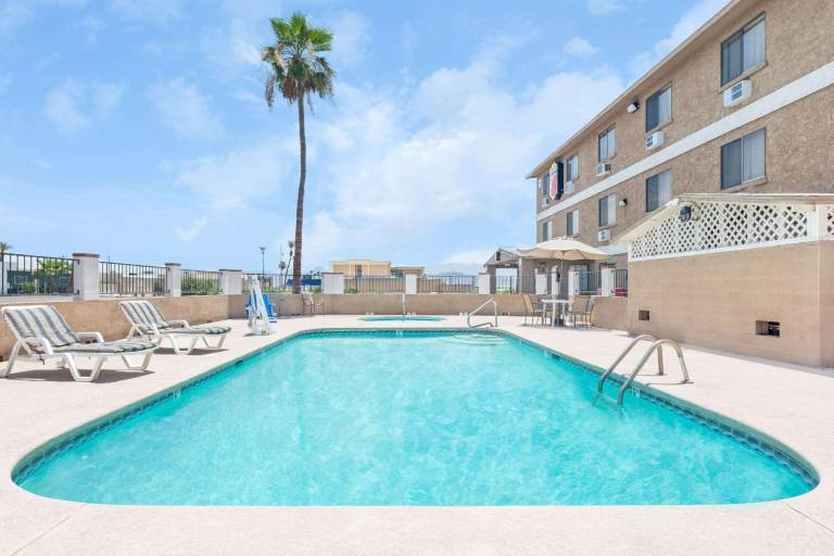 Super 8 By Wyndham Lake Havasu City — photo 2