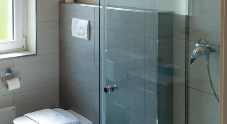 Serviced apartment with pool, patio & garden | Pet-friendly — photo 2