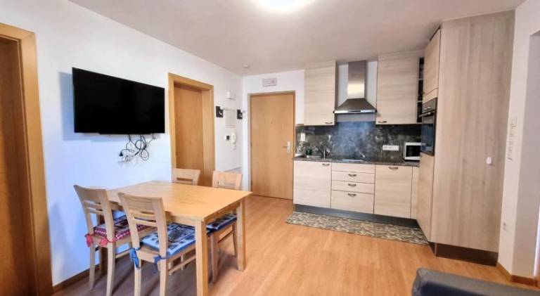 Apartment with terrace, barbecue & yard — photo 2