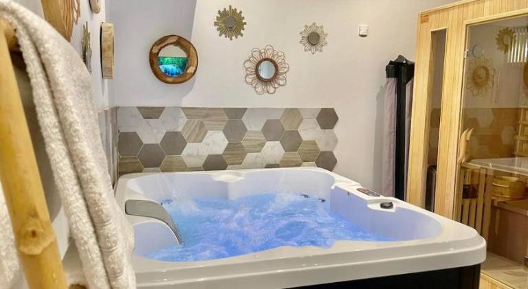 Lovely rental apartment with hot tub | Pet-friendly — photo 3