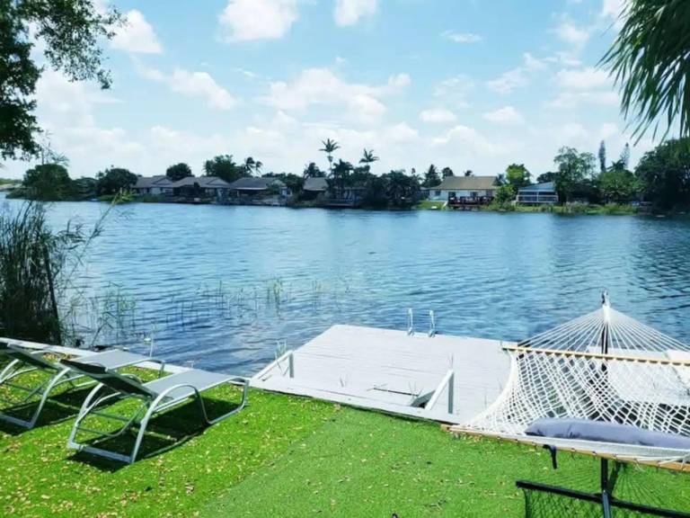 Lakeside Retreat 3BR 2BTH Near Hard Rock Casino