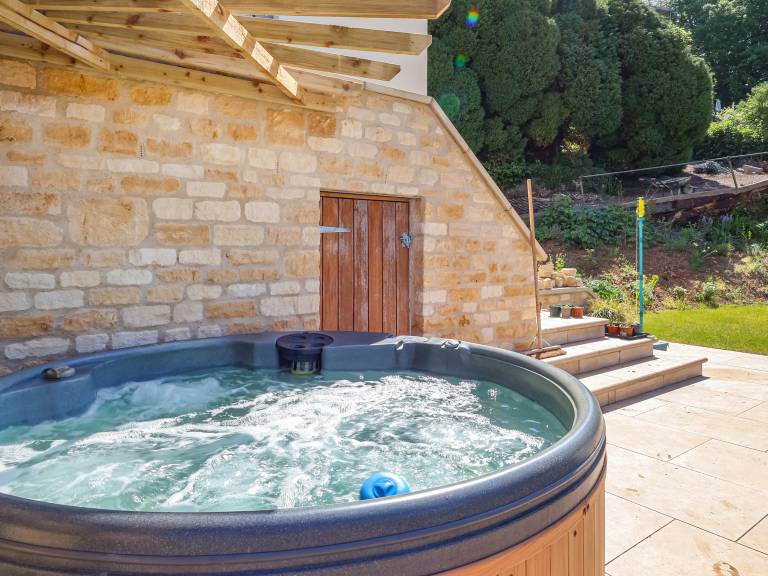 Apartment with patio, hot tub & garden in Gloucester