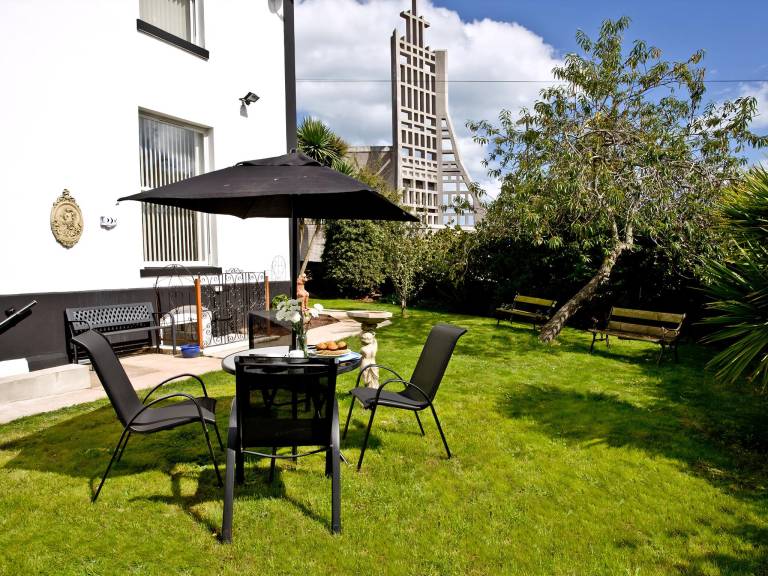 Holiday apartment with garden — photo 4