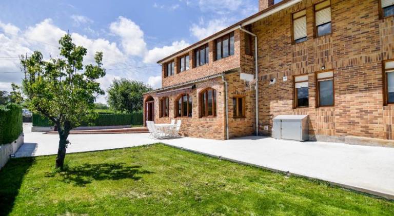 Vacation home with pool in Entrambasaguas