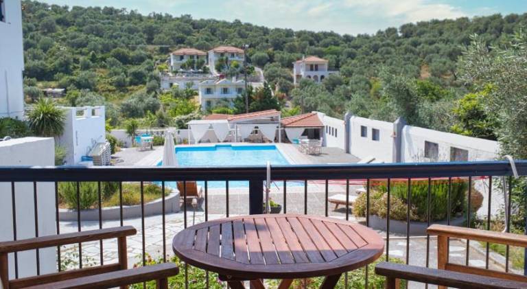 Serviced apartment with patio, BBQ & pool | Dogs allowed — photo 4
