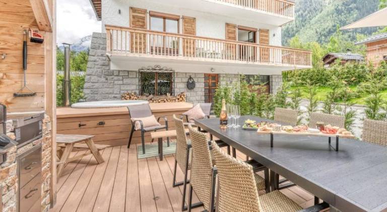 Chalet with hot tub & sauna — photo 3