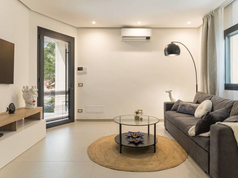 Fully equipped spacious vacation home with private pool, yard & barbeque | Beach nearby | Pets allowed — photo 3