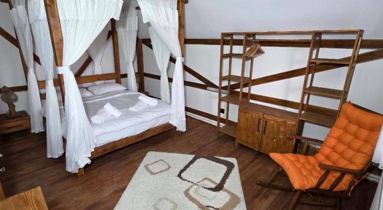 Fully equipped chalet with yard, BBQ & patio | Suitable for remote work | Pet-friendly — photo 2