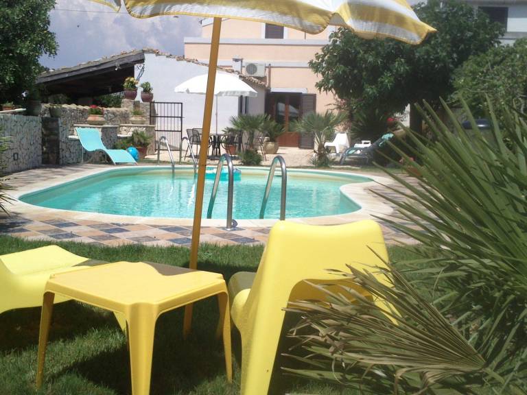 Vacation home with garden, private pool & barbecue in Ragusa