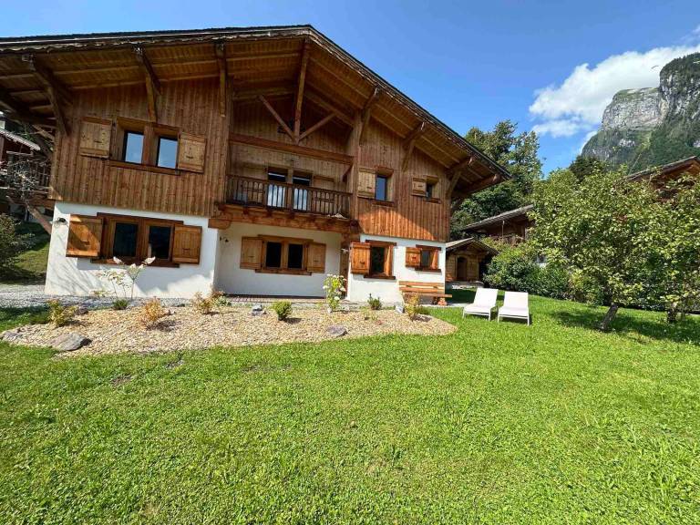 Traditional chalet with mountain view - 12 guests in Samoëns