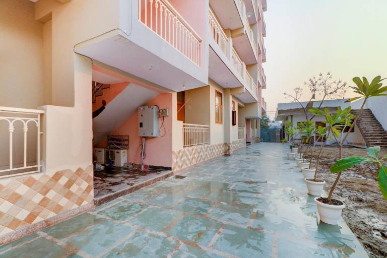 Hotel O Palace At Seventy Two Near Iskcon Temple Noida in Noida