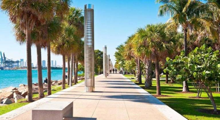 Miami Beach Home, 7 guests, Steps from the beach — photo 2