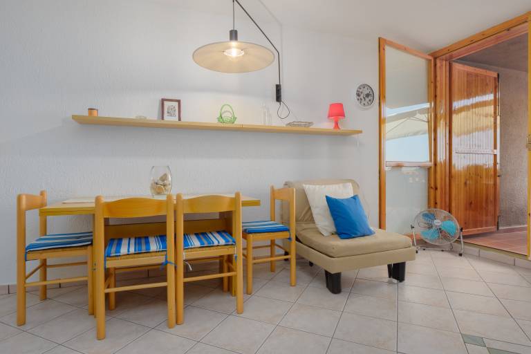 Family-oriented charming vacation home with yard, patio & fast internet | Mountain view | Pets allowed — photo 5