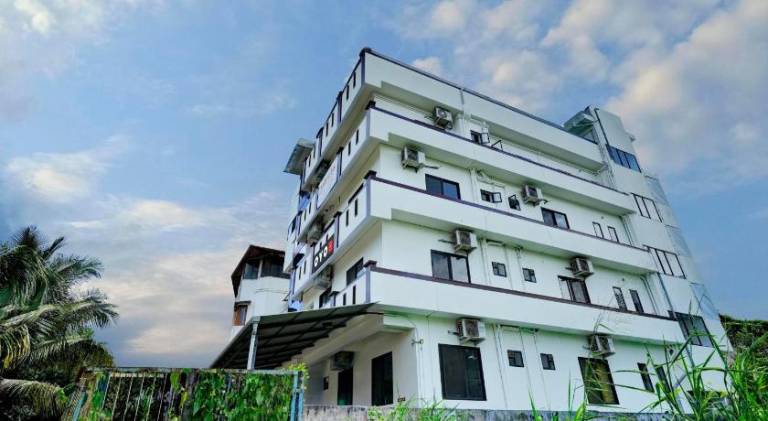 Super Hotel O Cheranelloor Near Aster Medicity 2 & 3 BHK