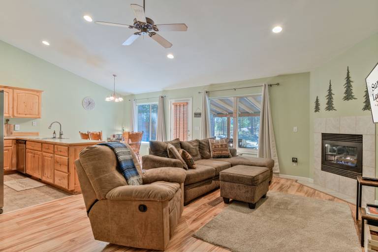 DRRH, Hot Tub, A/C, Dog Friendly, Fire Pit in Bend, OR