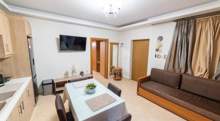 Pleasant serviced apartment with hot tub, yard & patio | Next to the beach | Pets are welcome — photo 4