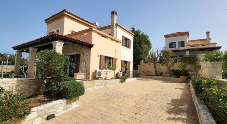 Villa with BBQ, pool & garden — photo 2