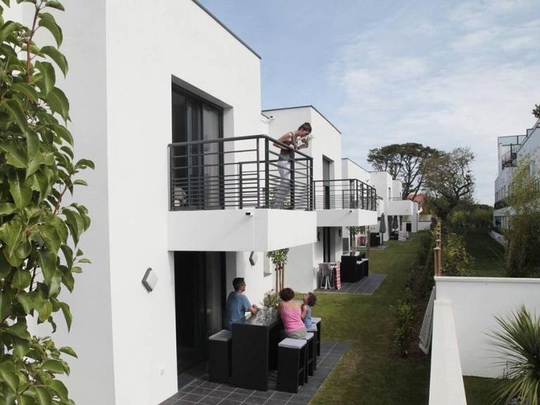 Charming villa with patio & heated pool | Pet-friendly — photo 2