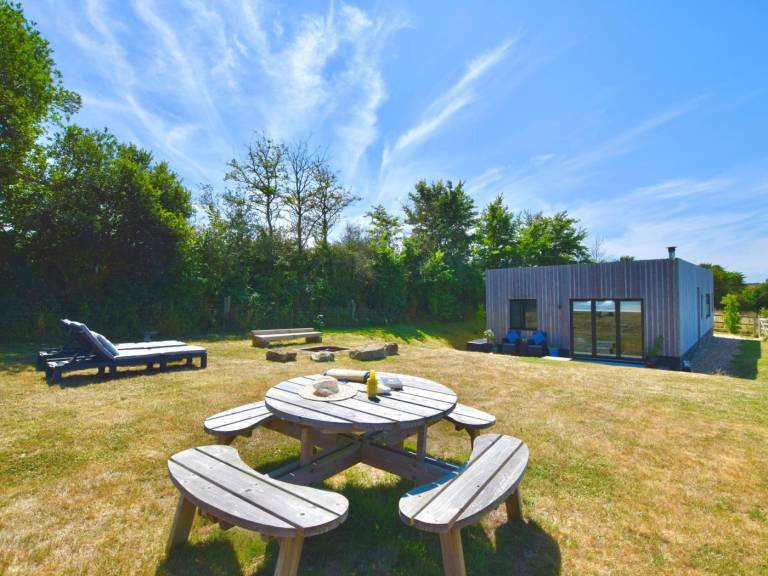 Fully equipped nice lodge with barbecue & yard | Pets allowed — photo 2