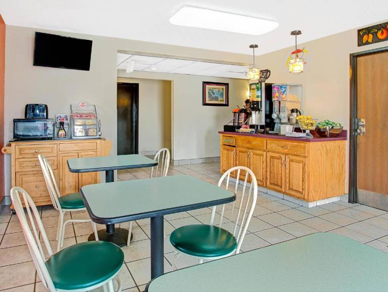 Super 8 By Wyndham Newport News/Jefferson Ave. — photo 4