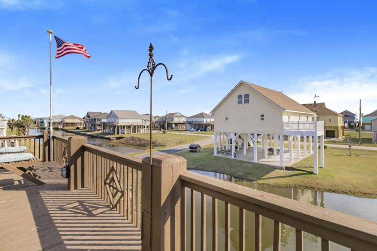 Vacation home with barbecue & yard | Beach view — photo 2