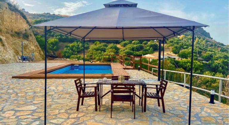Vacation home with terrace, barbecue & private pool — photo 2