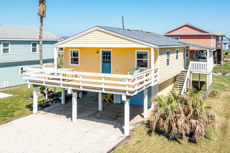 Family-friendly house with grill, garden & pool | Next to the beach | Suitable for remote work | Pet-friendly in Galveston, TX