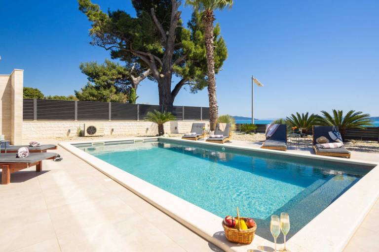Beachfront Villa Tota with Pool — photo 3