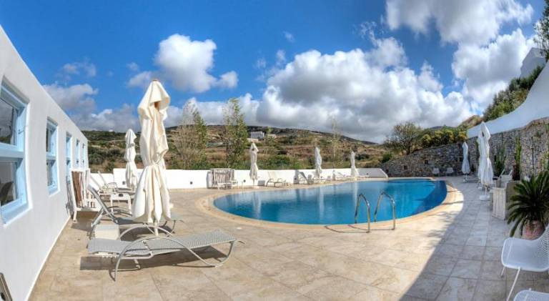 Villa with patio, garden & pool | Pet-friendly — photo 2