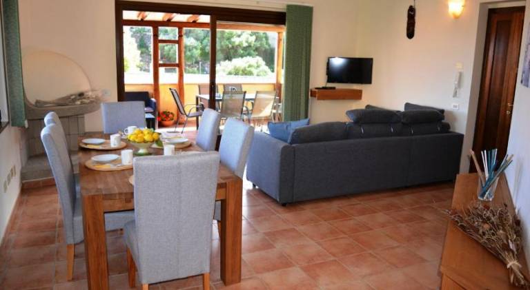 Apartment with grill & patio — photo 2
