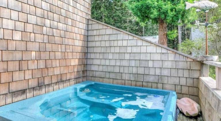 Vacation home with pool & hot tub — photo 3