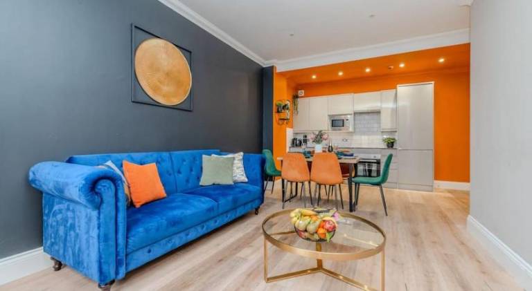 Glamours Two Bedroom flat I Sleep 6 Guests I Walking distance to Brighton Beach in Brighton