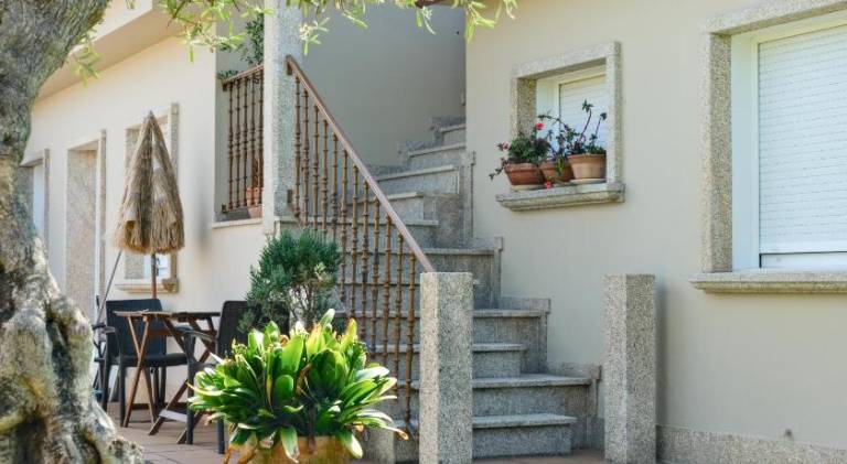 Rental apartment with patio, yard & grill — photo 4