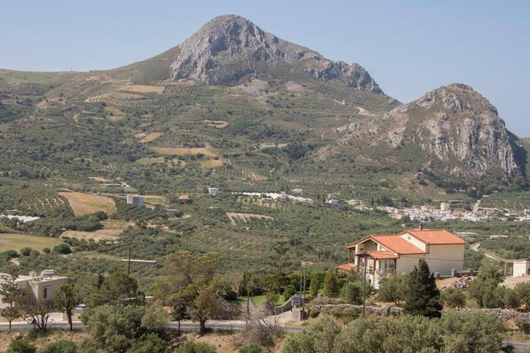 Villa with hot tub, garden & barbecue | Water view | Good for workation in Rethymno