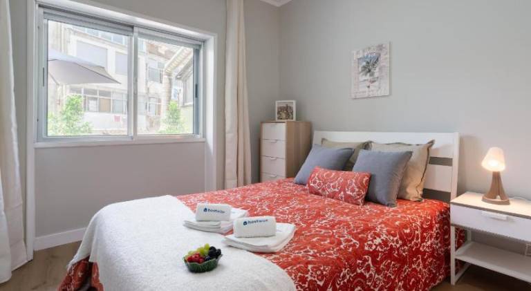 Host Wise - Modern Flats with Stunning Terrace or Balcony - Central Location in Porto