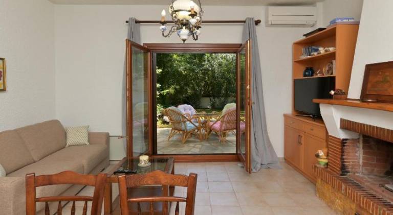 House with patio & yard | Pet-friendly — photo 2