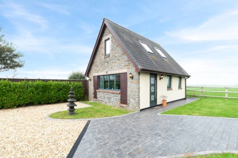 Cottage with garden | Beach nearby | Pets are welcome in Swansea
