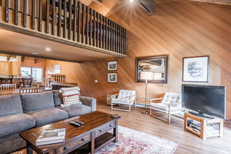 Family-friendly beautiful vacation home with patio, grill & jacuzzi | Mountain view | Pets are welcome — photo 4