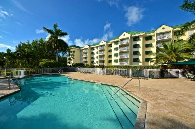 Condo with pool — photo 3