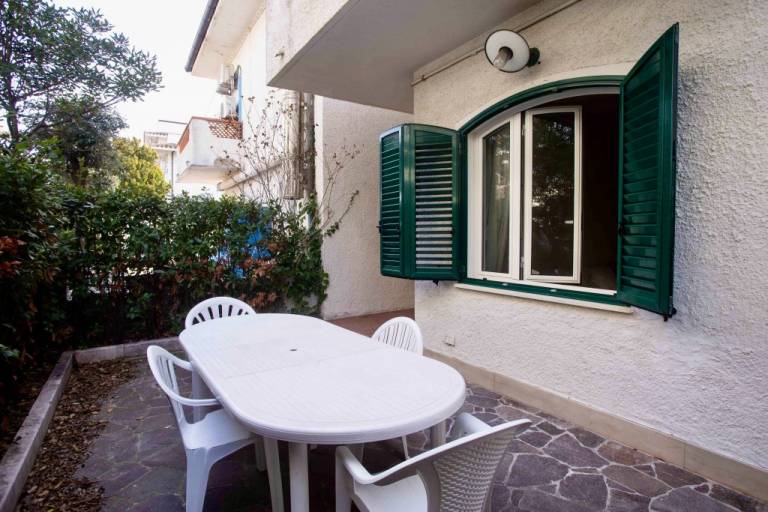 Apartment with garden | Garden view — photo 3