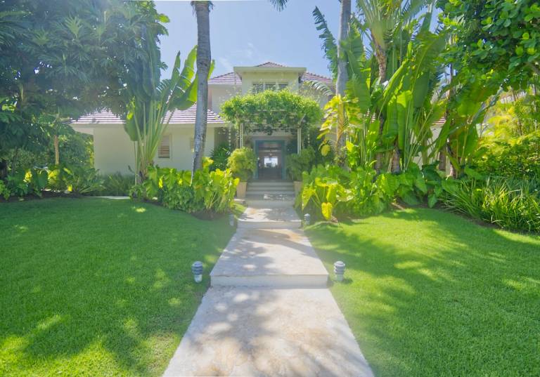 Villa with terrace, pool & yard | Golf view — photo 4