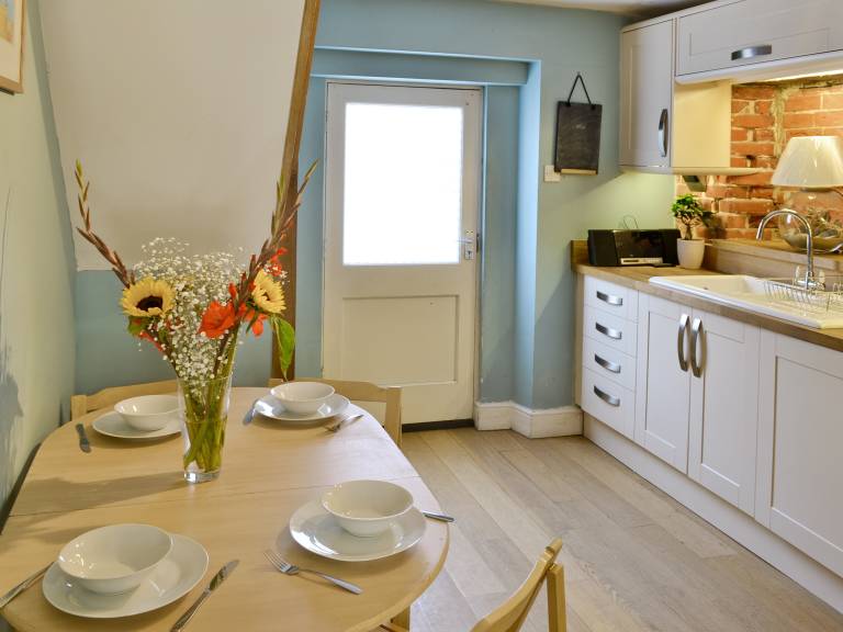 Cottage with yard — photo 5
