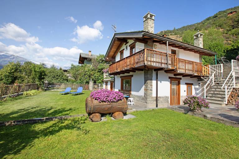 Apartment 'Casa Sabrina - Blu' with Mountain View, Private Garden and Wi-Fi in Aosta
