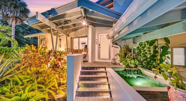 House with jacuzzi & pool — photo 5