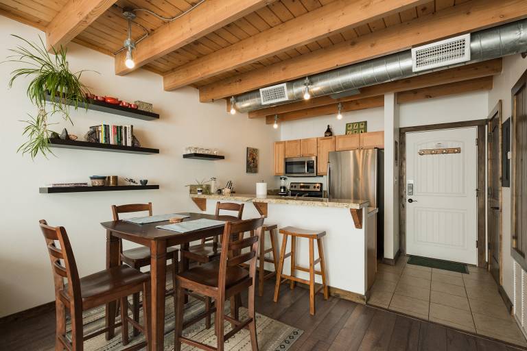 Updated Pet Friendly Condo - Walk to Main Street - Central AC — photo 3