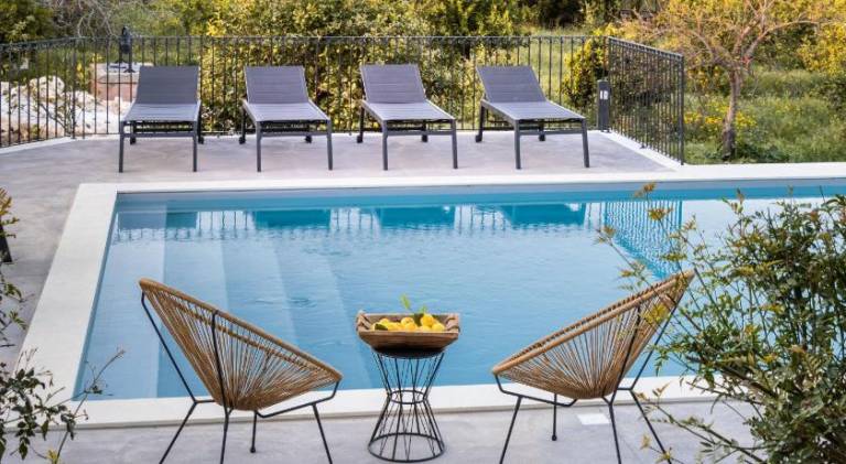 House with pool, grill & patio | Pets are welcome in Avola