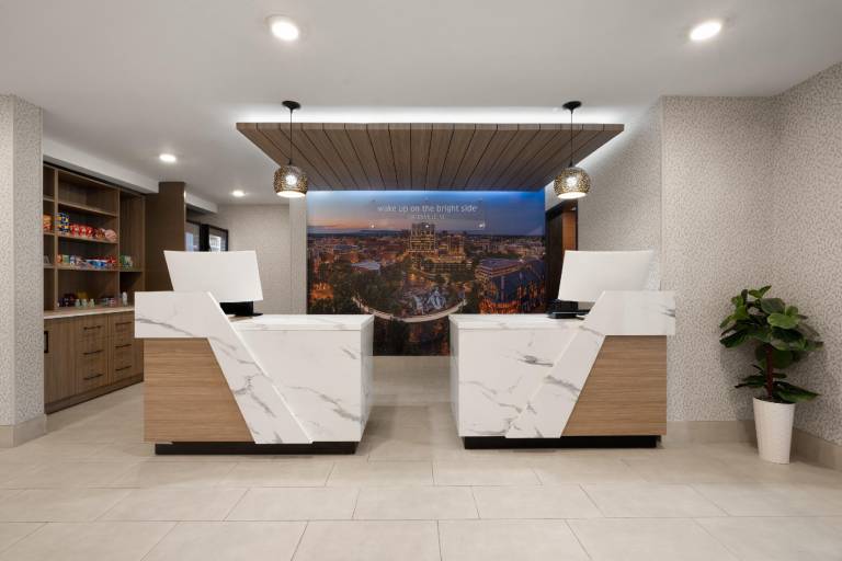 La Quinta Inn & Suites by Wyndham Greenville Woodruff Rd — photo 4