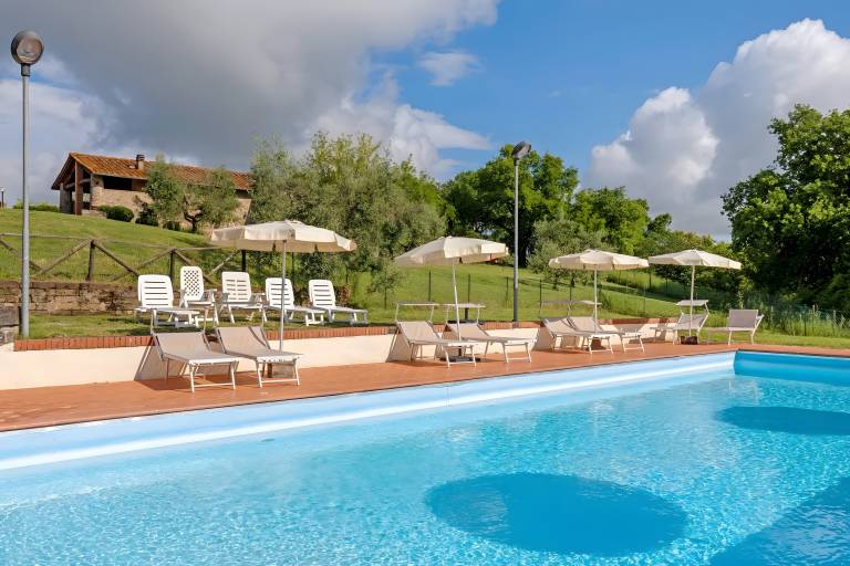 Holiday apartment with yard & pool | Garden view in Colle di Val d'Elsa