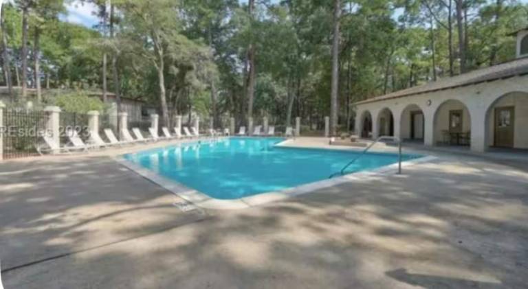 House with pool — photo 3