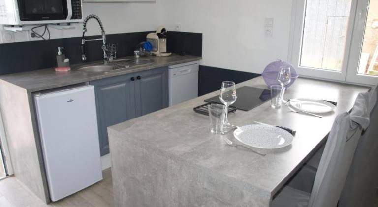 Serviced apartment with garden, BBQ & pool | Pet-friendly — photo 3